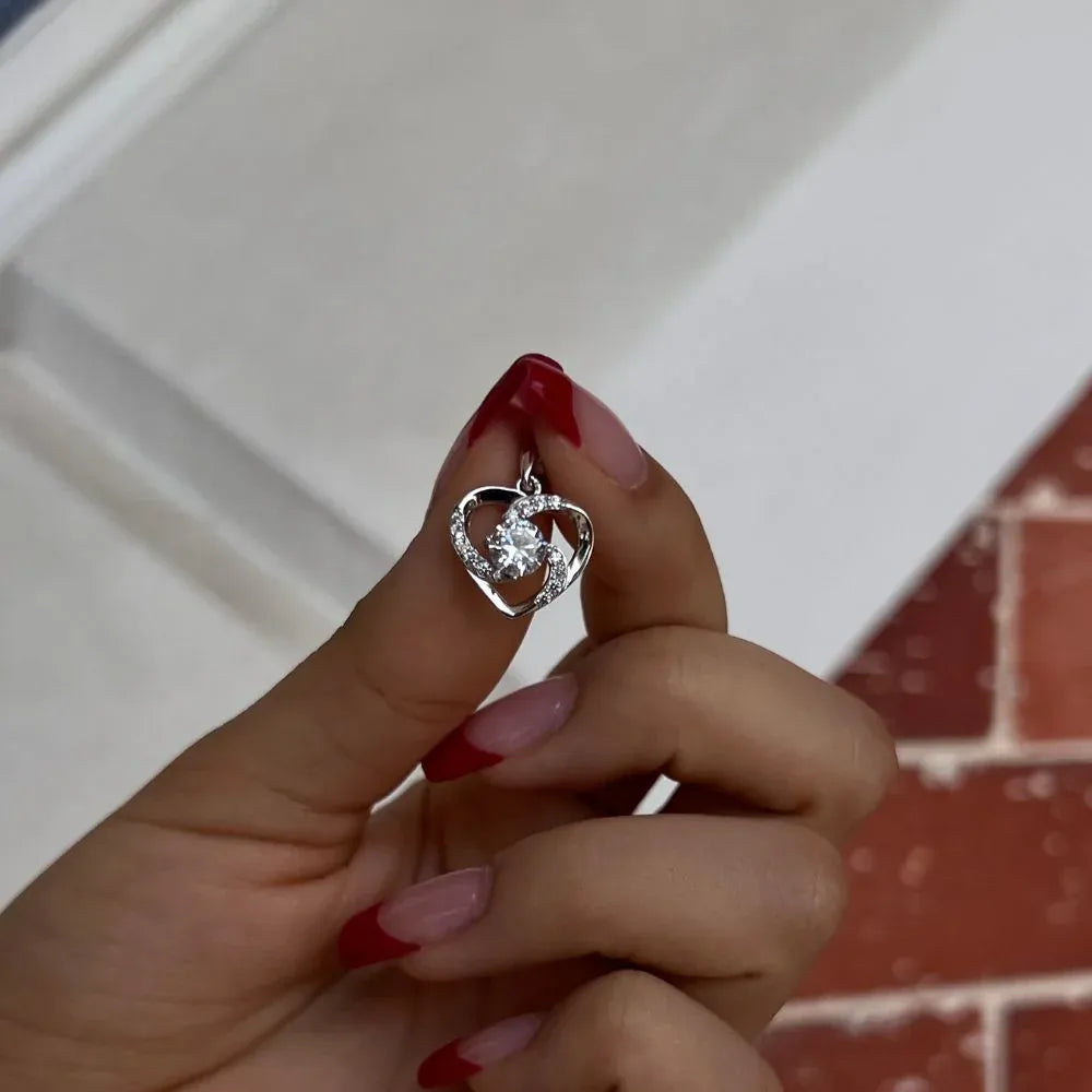 El collar de la Rosa Eterna