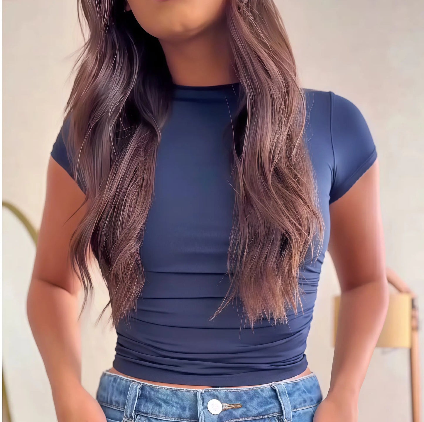 La Camisa Básica que Ajusta Tu Silueta y Combina con TODO