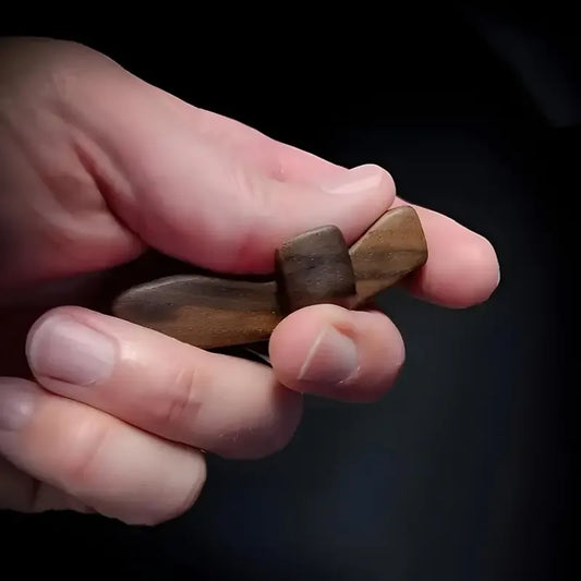 ✝️Cruz en madera de nogal negro hecha a mano Mi Corazón; Un Rayo de Fe y Calma en Cada Toque